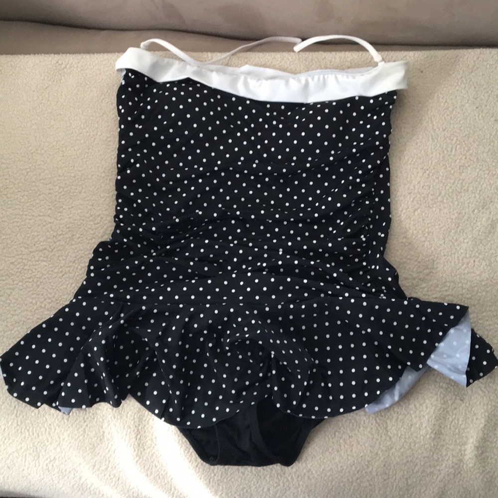 //Chaps Polka-dot Swimsuit 🌿